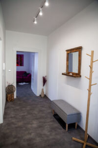 Brand Aparts – Apartmány Vsetín | Apartmán 1 – chodba (1. foto)