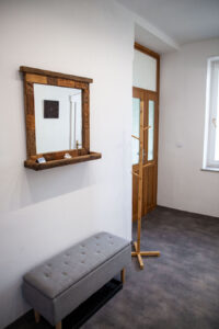 Brand Aparts – Apartmány Vsetín | Apartmán 1 – chodba (3. foto)