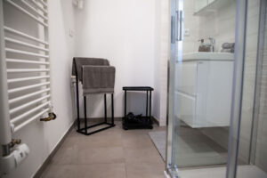 Brand Aparts – Apartmány Vsetín | Apartmán 1 – koupelna (1. foto)