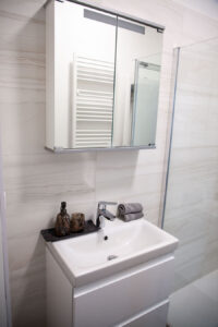 Brand Aparts – Apartmány Vsetín | Apartmán 1 – koupelna (2. foto)