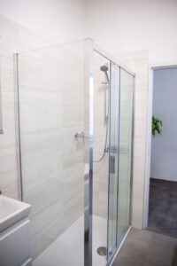 Brand Aparts – Apartmány Vsetín | Apartmán 1 – koupelna (3. foto)