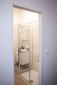 Brand Aparts – Apartmány Vsetín | Apartmán 1 – koupelna (5. foto)