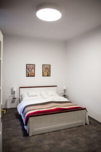 Brand Aparts – Apartmány Vsetín | Apartmán 1 – ložnice (1. foto)