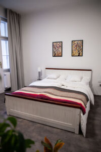 Brand Aparts – Apartmány Vsetín | Apartmán 1 – ložnice (3. foto)