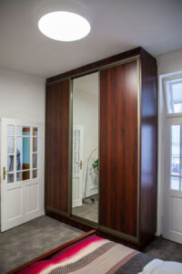 Brand Aparts – Apartmány Vsetín | Apartmán 1 – ložnice (4. foto)