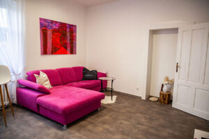 Brand Aparts – Apartmány Vsetín | Apartmán 1 – obývací část (1. foto)