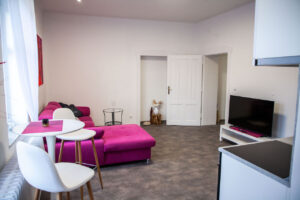 Brand Aparts – Apartmány Vsetín | Apartmán 1 – obývací část (2. foto)