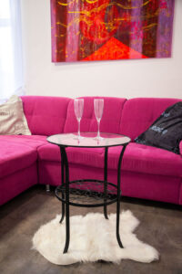 Brand Aparts – Apartmány Vsetín | Apartmán 1 – obývací část (3. foto)