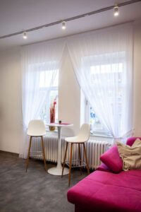 Brand Aparts – Apartmány Vsetín | Apartmán 1 – posezení (1. foto)