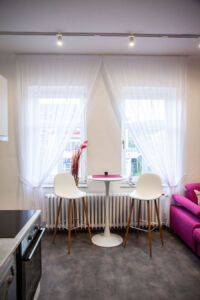 Brand Aparts – Apartmány Vsetín | Apartmán 1 – posezení (2. foto)