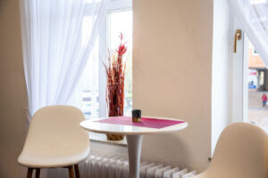 Brand Aparts – Apartmány Vsetín | Apartmán 1 – posezení (3. foto)