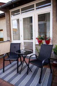 Brand Aparts – Apartmány Vsetín | Apartmán 1 – terasa (1. foto)