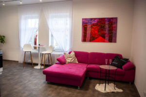 Brand Aparts – Apartmány Vsetín | Apartmán 1 – obývací část (01. foto)