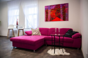 Brand Aparts – Apartmány Vsetín | Apartmán 1 – obývací část (02. foto)