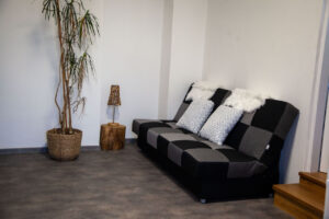 Brand Aparts – Apartmány Vsetín | Apartmán 2 – sedačka (1. foto)