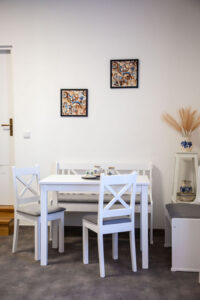 Brand Aparts – Apartmány Vsetín | Apartmán 2 – jídelní kout (1. foto)