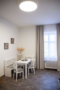 Brand Aparts – Apartmány Vsetín | Apartmán 2 – jídelní kout (2. foto)