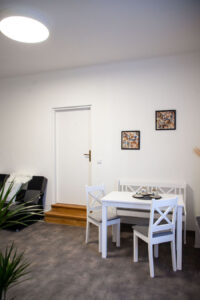 Brand Aparts – Apartmány Vsetín | Apartmán 2 – jídelní kout (3. foto)