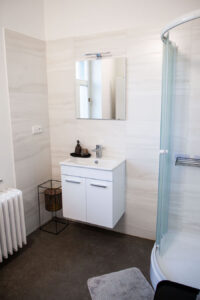 Brand Aparts – Apartmány Vsetín | Apartmán 2 – koupelna (2. foto)