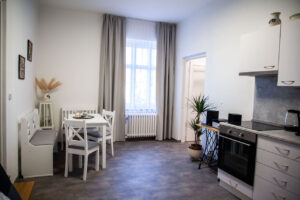Brand Aparts – Apartmány Vsetín | Apartmán 2 – kuchyň, jídelní kout (1. foto)