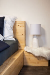 Brand Aparts – Apartmány Vsetín | Apartmán 2 – ložnice, detail (1. foto)