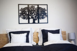 Brand Aparts – Apartmány Vsetín | Apartmán 2 – ložnice, detail (2. foto)