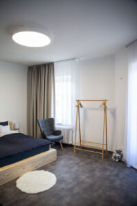 Brand Aparts – Apartmány Vsetín | Apartmán 2 – ložnice (2. foto)