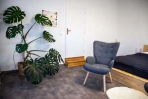 Brand Aparts – Apartmány Vsetín | Apartmán 2 – obývací část (2. foto)