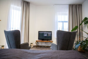 Brand Aparts – Apartmány Vsetín | Apartmán 2 – obývací část (3. foto)