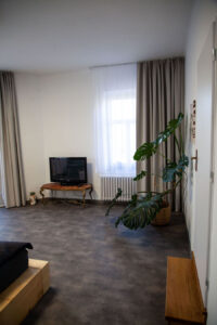 Brand Aparts – Apartmány Vsetín | Apartmán 2 – obývací část (4. foto)