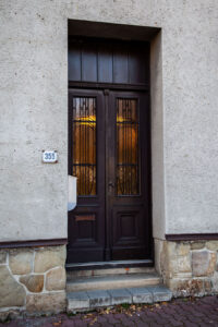 Brand Aparts – Apartmány Vsetín | Apartmán 2 – vchod z ulice (1. foto)