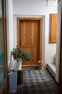 Brand Aparts – Apartmány Vsetín | Apartmán 2 – vchod (2. foto)