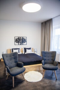 Brand Aparts – Apartmány Vsetín | Apartmán 1 – ložnice (01. foto)